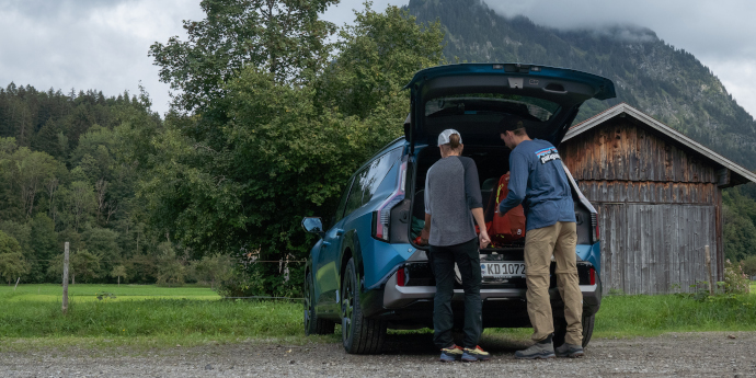 Kia EV9 & Bergfeunde, zwei Personem beladen Kofferraum