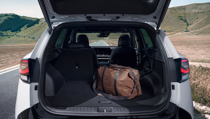 Kia EV9 GT, Detailaufnahme Lenkrad, Bedieneinheit links, neonfarneneer GT-Button