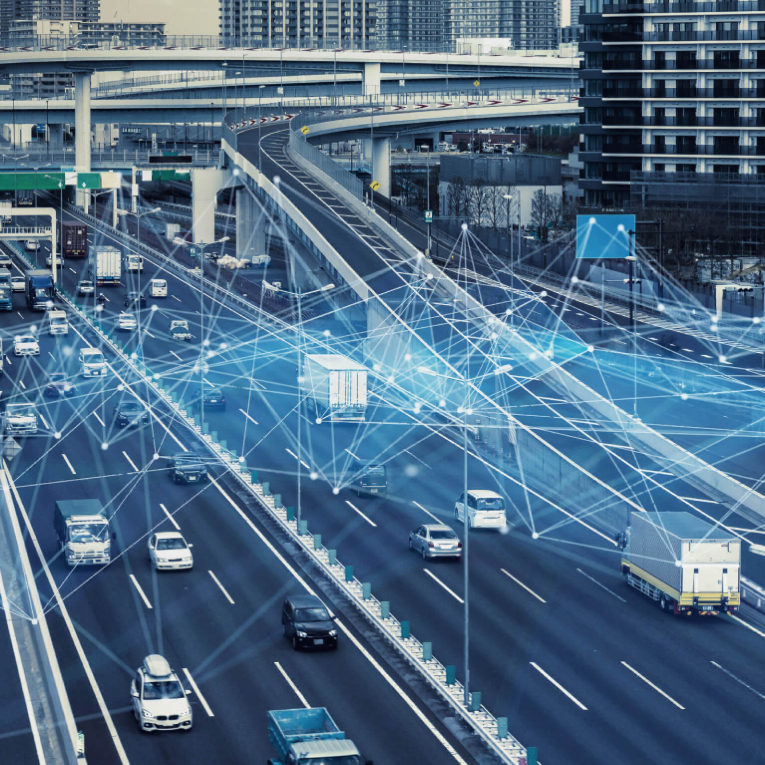 Die vernetzte Autobahnszene repräsentiert Kia PBV-Lösungen mit Android Automotive OS, OTA-Updates und OEM-basierter Flottenmanagement-Systemintegration