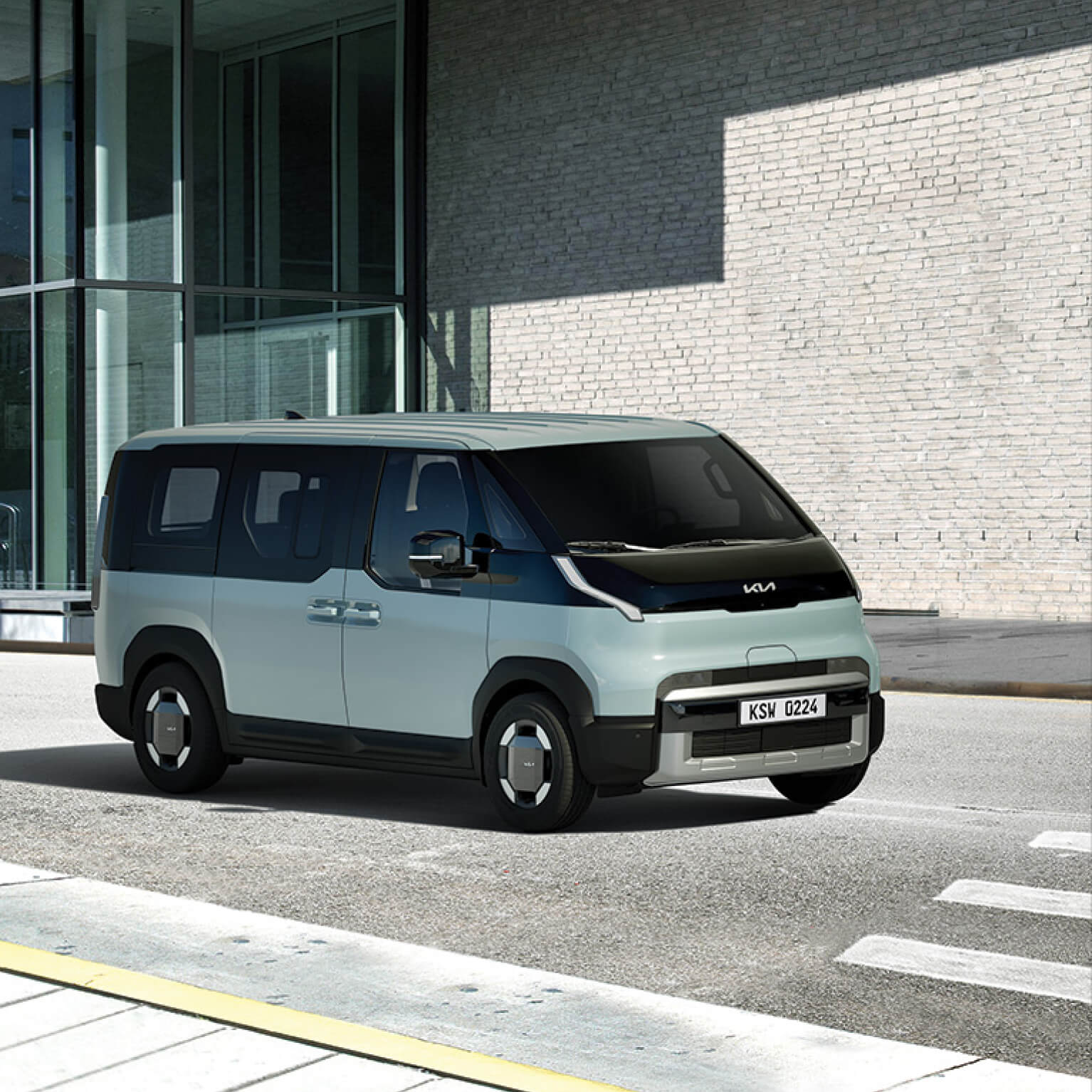 Ein Kia PV5 Passenger hält vor einem Fußgängerüberweg