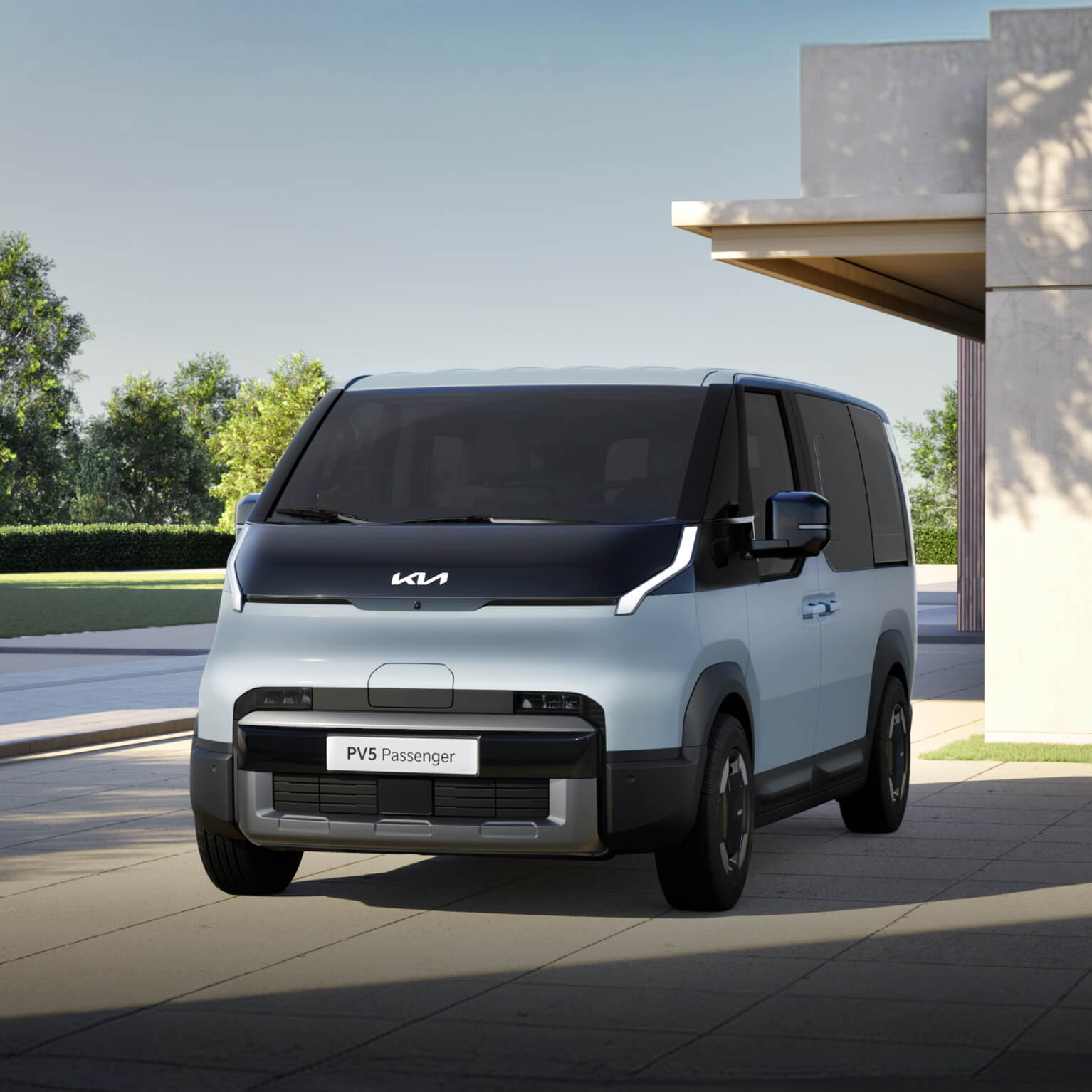 Frontansicht des Kia PV5 Passenger, der in einem modernen Wohngebiet geparkt ist und dessen klares und geometrisches Außendesign hervorhebt