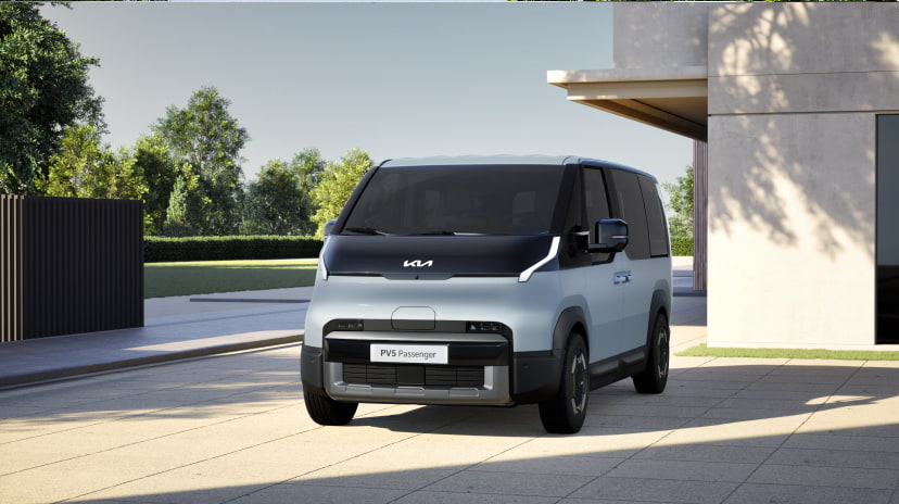 Vorderansicht des Kia PV5 Passenger, der in einer Einfahrt eines Wohnhauses geparkt ist